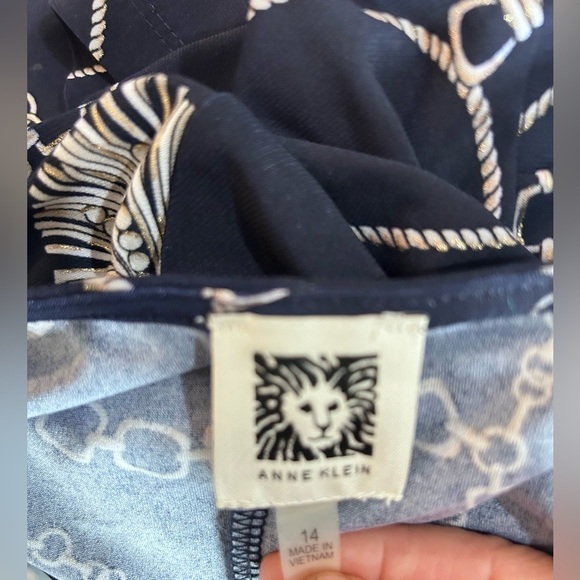 ANNE KLEIN
Beautiful dress with elegant chain pattern on navy background NWOT - Picture 7 of 9